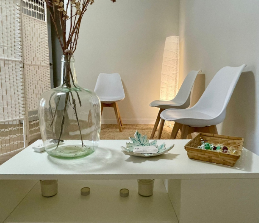 Sala de espera con sillas y decoración moderna.